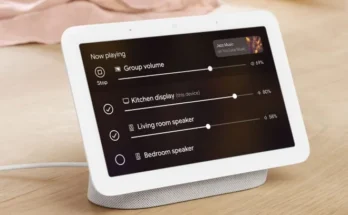 Muestra el Google Nest Hub sobre una superficie de cocina