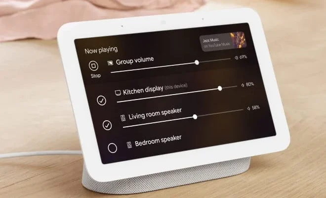 Muestra el Google Nest Hub sobre una superficie de cocina