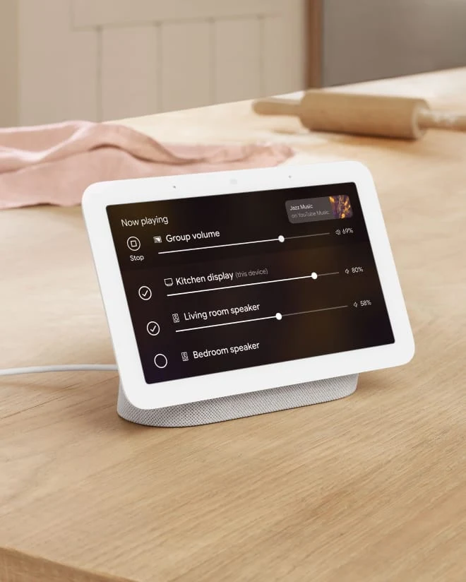 Muestra el Google Nest Hub en Color Blanco sobre una cocina de madera
